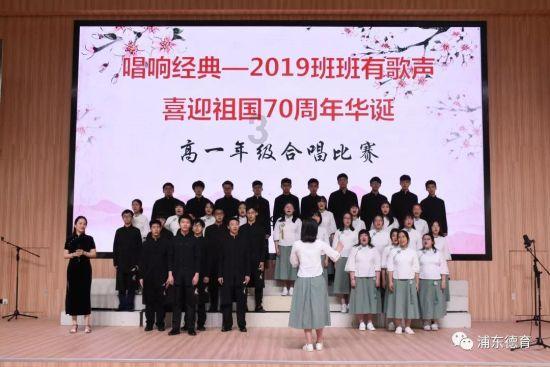 男子患肝癌晚期,拿出17万元为乡亲凿山修路,每天躺在椅子上指挥